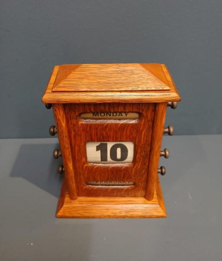 Edwardian Perpetual Golden Oak Desk Calendar - Image 3