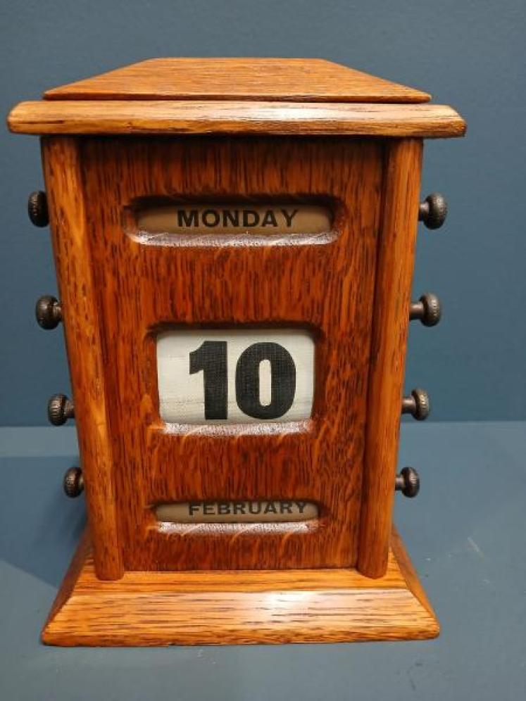 Edwardian Perpetual Golden Oak Desk Calendar - Image 5