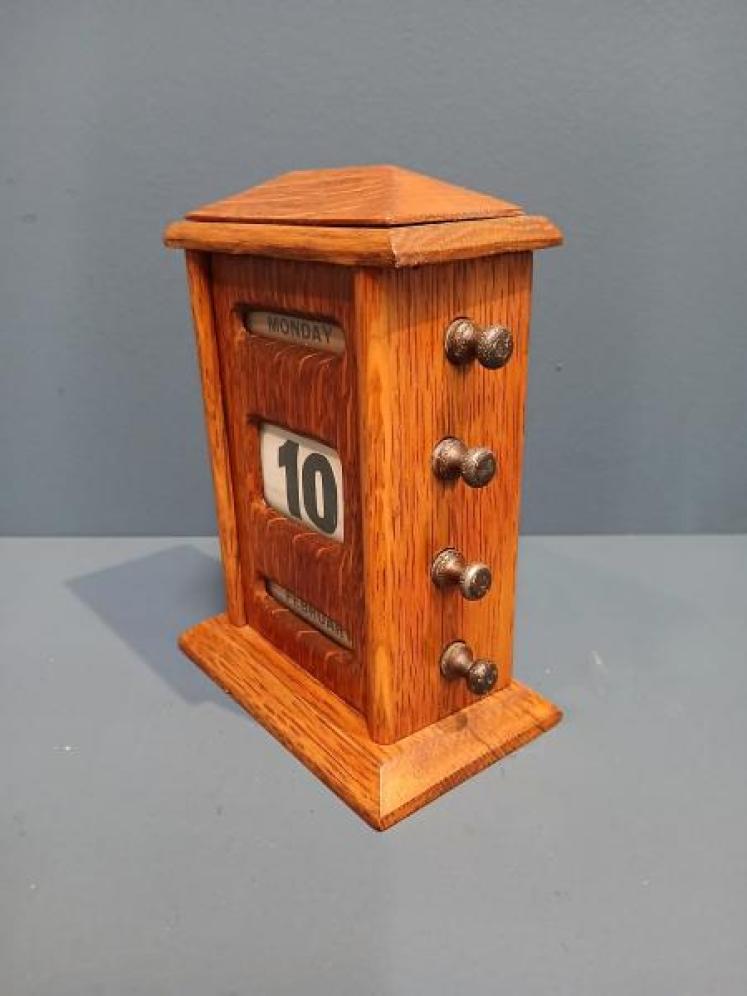 Edwardian Perpetual Golden Oak Desk Calendar - Image 6