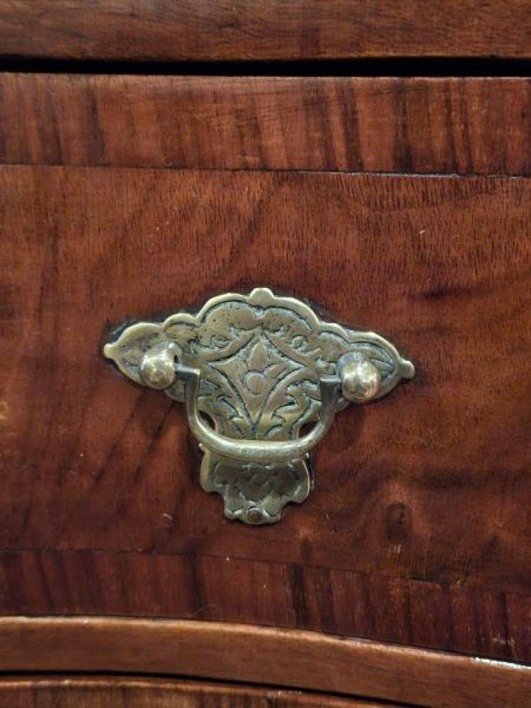 Edwardian Walnut Serpentine Chest of Drawers - Image 5