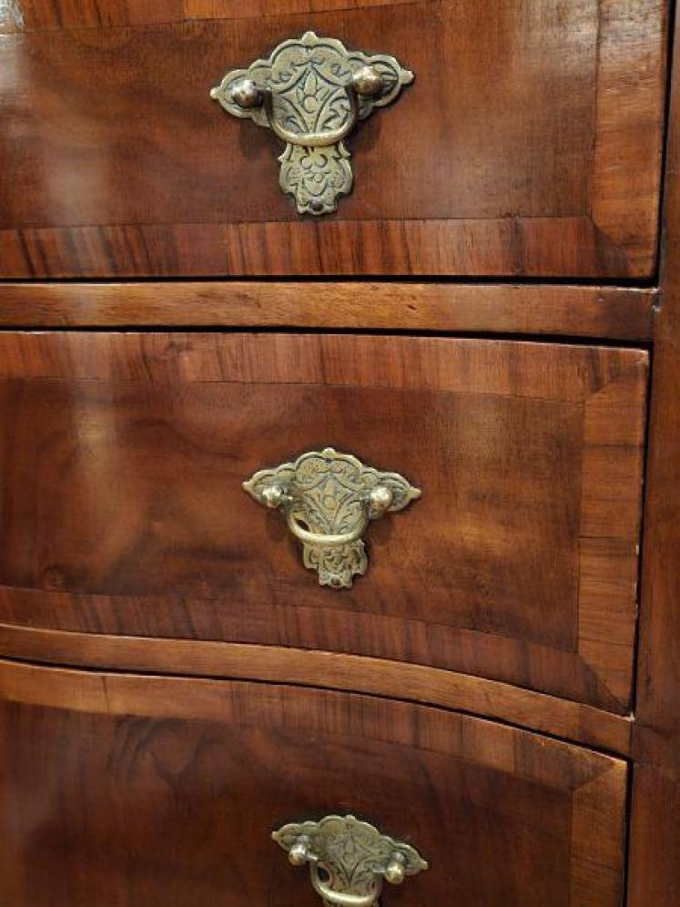 Edwardian Walnut Serpentine Chest of Drawers - Image 7