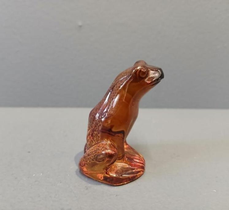 Lalique Amber Sitting Frog - Image 3