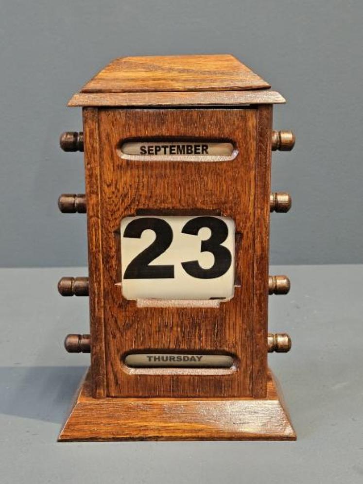 Edwardian Oak Perpetual Desk Calendar - Image 1