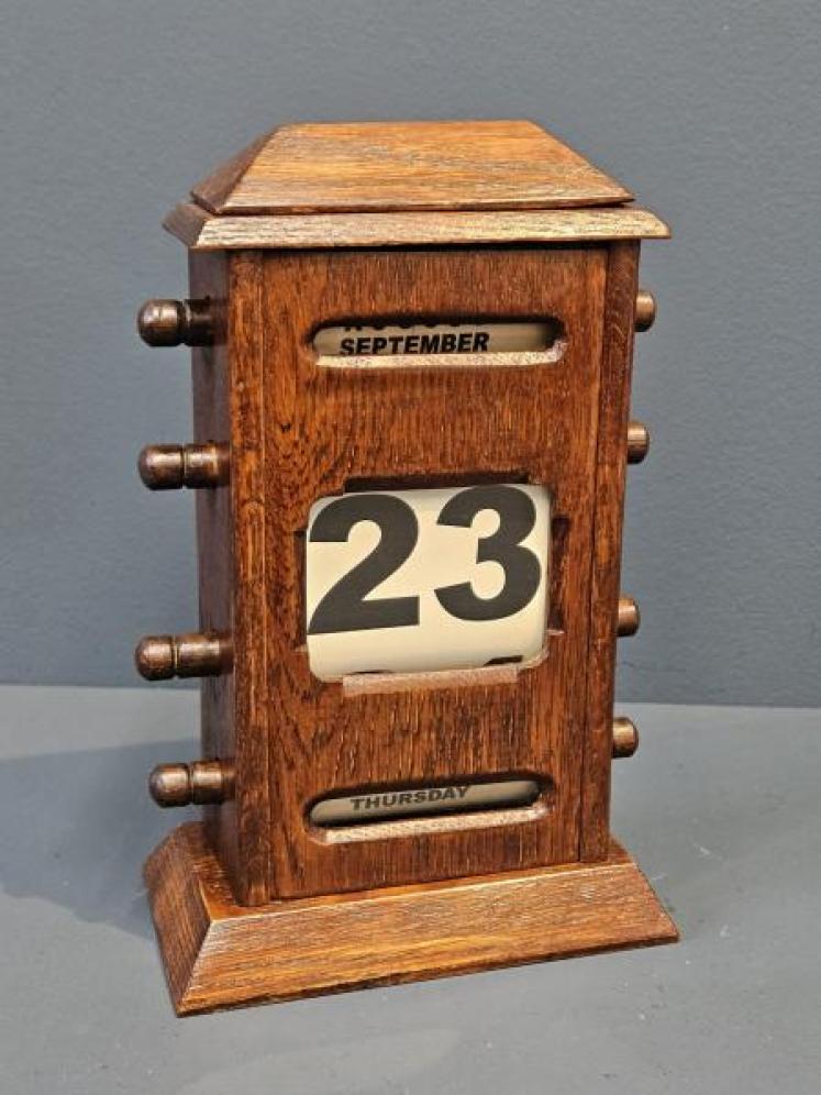 Edwardian Oak Perpetual Desk Calendar - Image 2