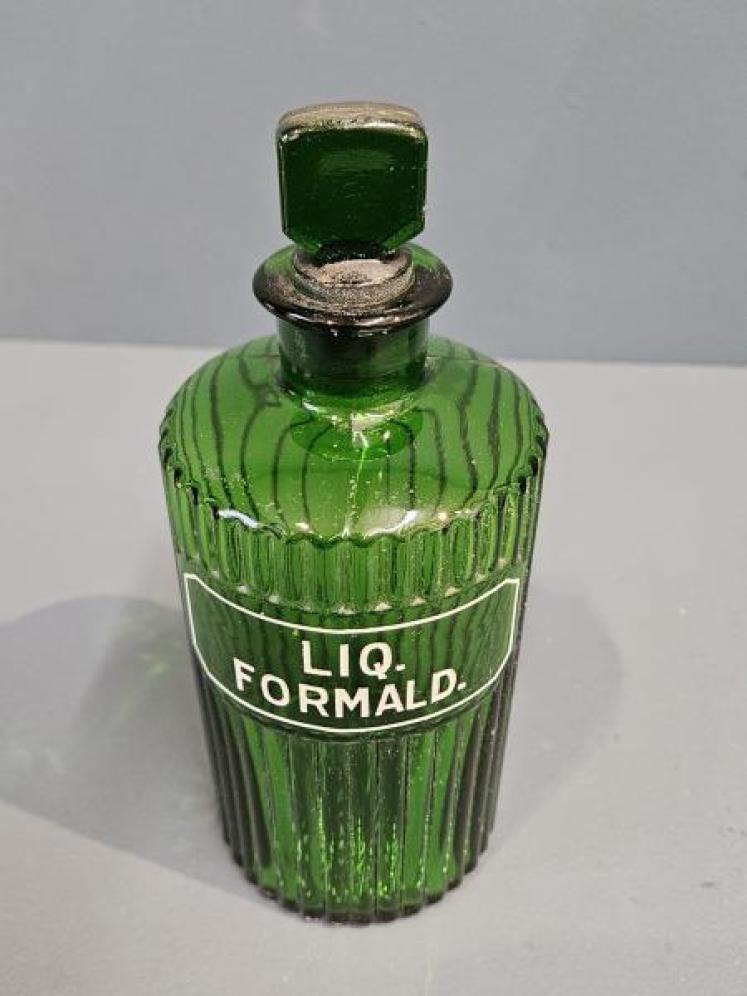 Set of 10 Edwardian Green Glass Apothecary Bottles  - Image 3