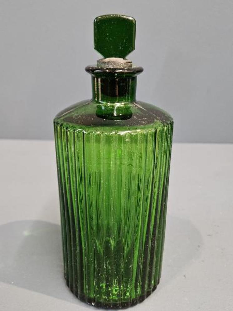 Set of 10 Edwardian Green Glass Apothecary Bottles  - Image 5