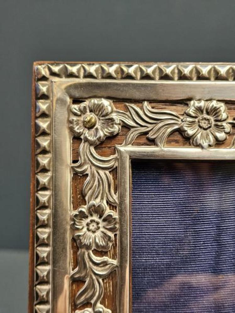 Large Victorian Silver Floral Border Photo Frame - Image 3