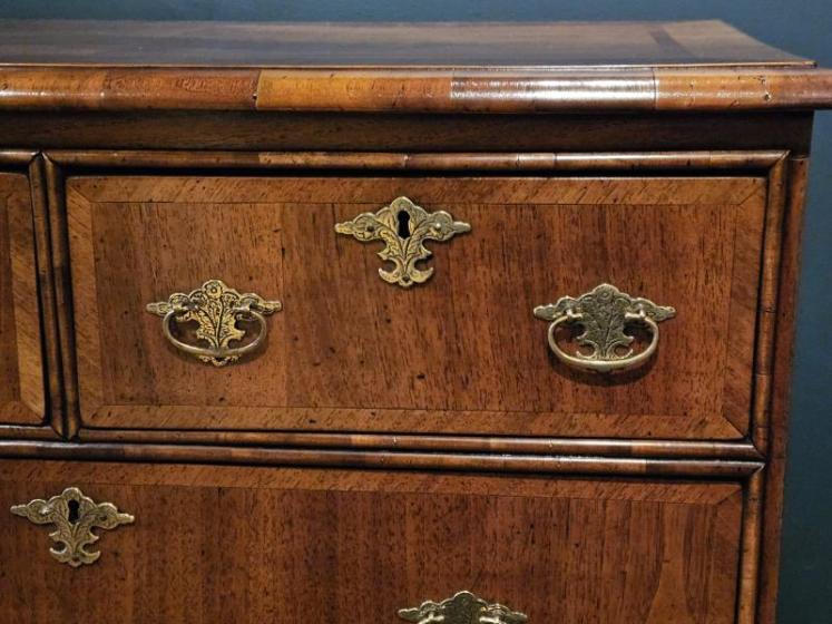 Small William and Mary Walnut Chest - Image 4