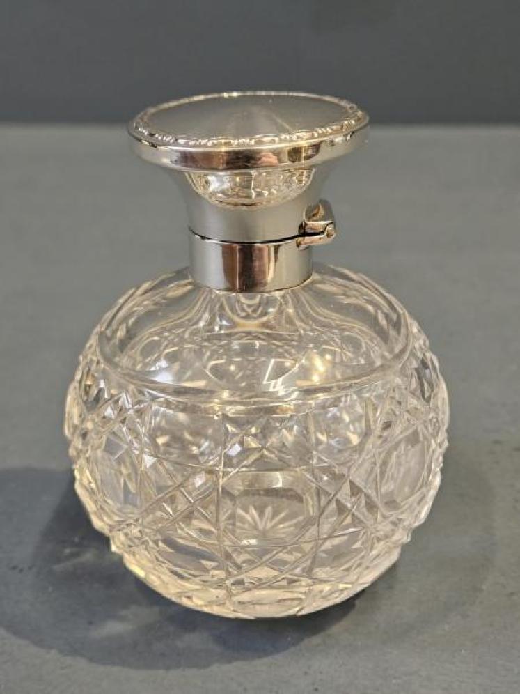 Walker and Hall Silver Top Scent Bottle - Image 1
