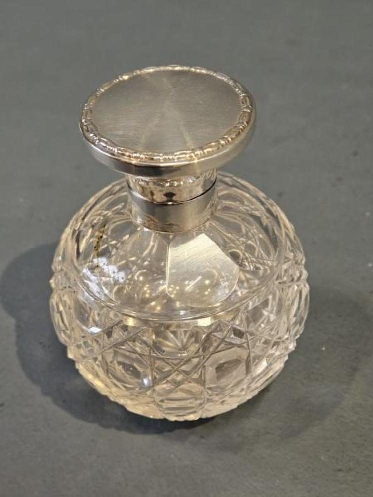 Walker and Hall Silver Top Scent Bottle - Image 2