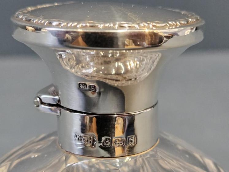 Walker and Hall Silver Top Scent Bottle - Image 3
