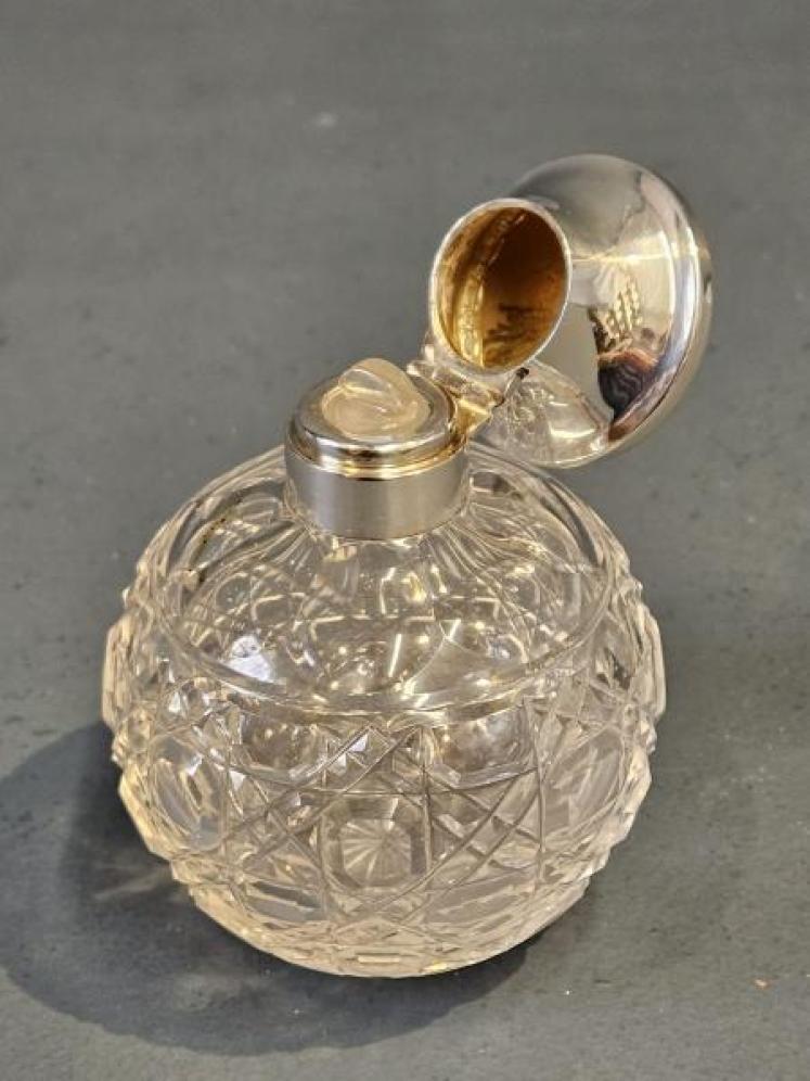 Walker and Hall Silver Top Scent Bottle - Image 5