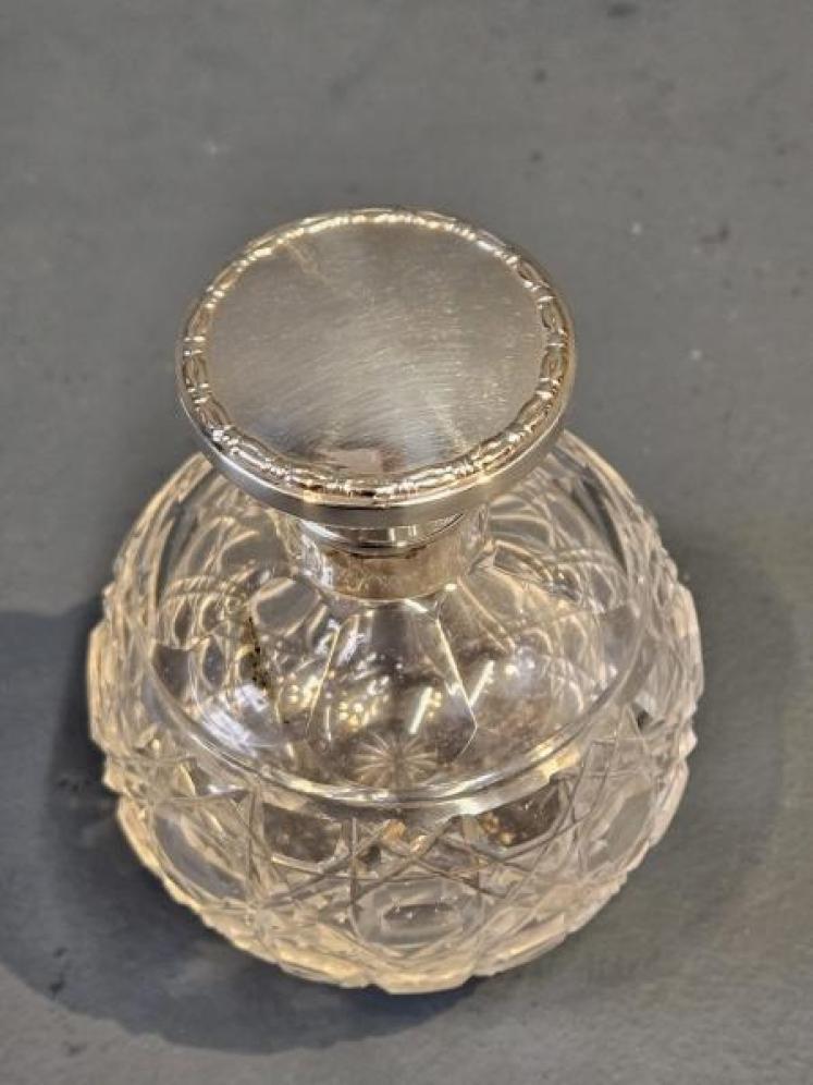Walker and Hall Silver Top Scent Bottle - Image 6
