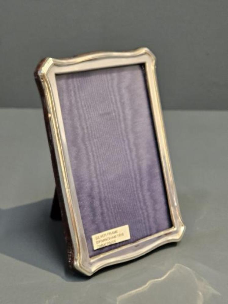 George V Silver Swept Edge Photo Frame - Image 2