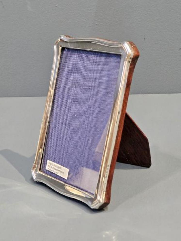 George V Silver Swept Edge Photo Frame - Image 3