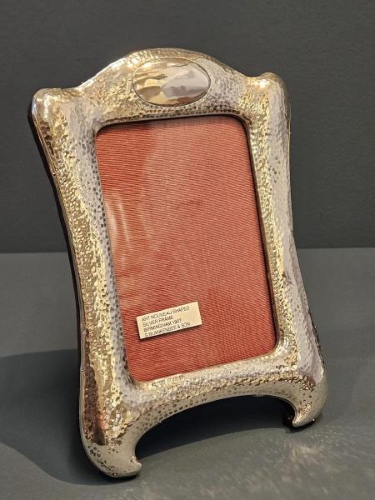 Edwardian Art Nouveau Planished Silver Photo Frame - Image 4