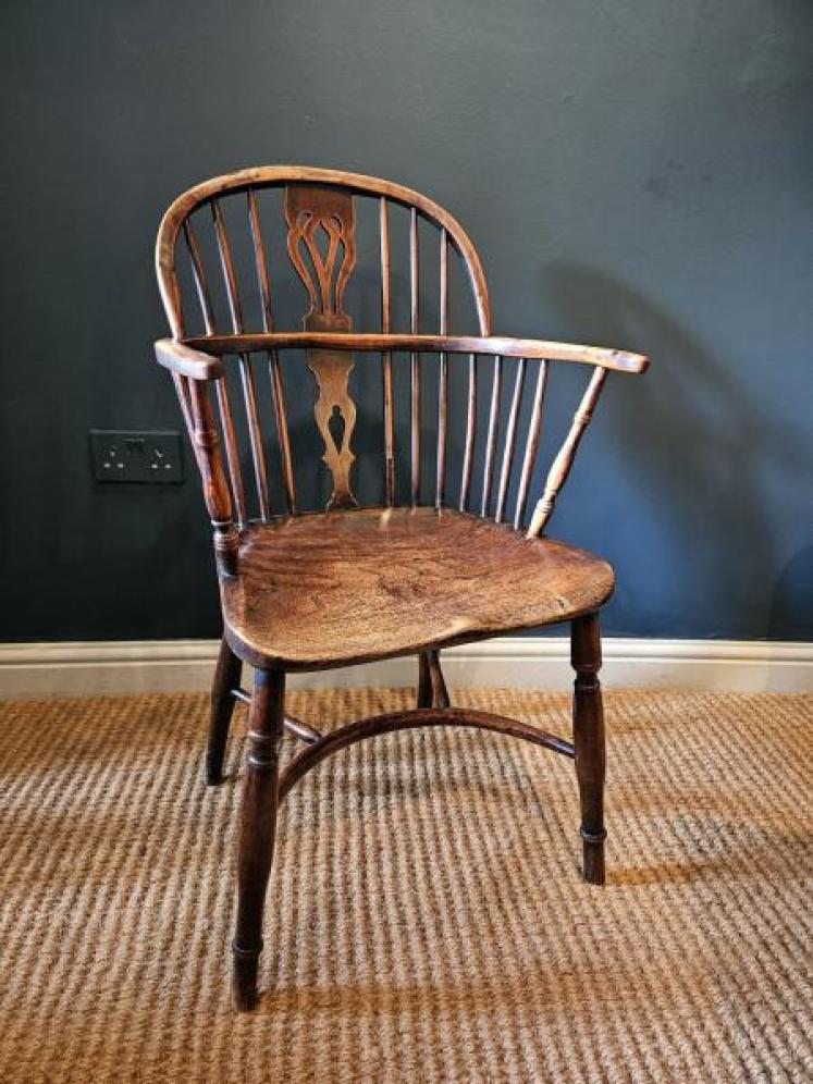 George III Low Back Yew and Elm Windsor Chair - Image 1