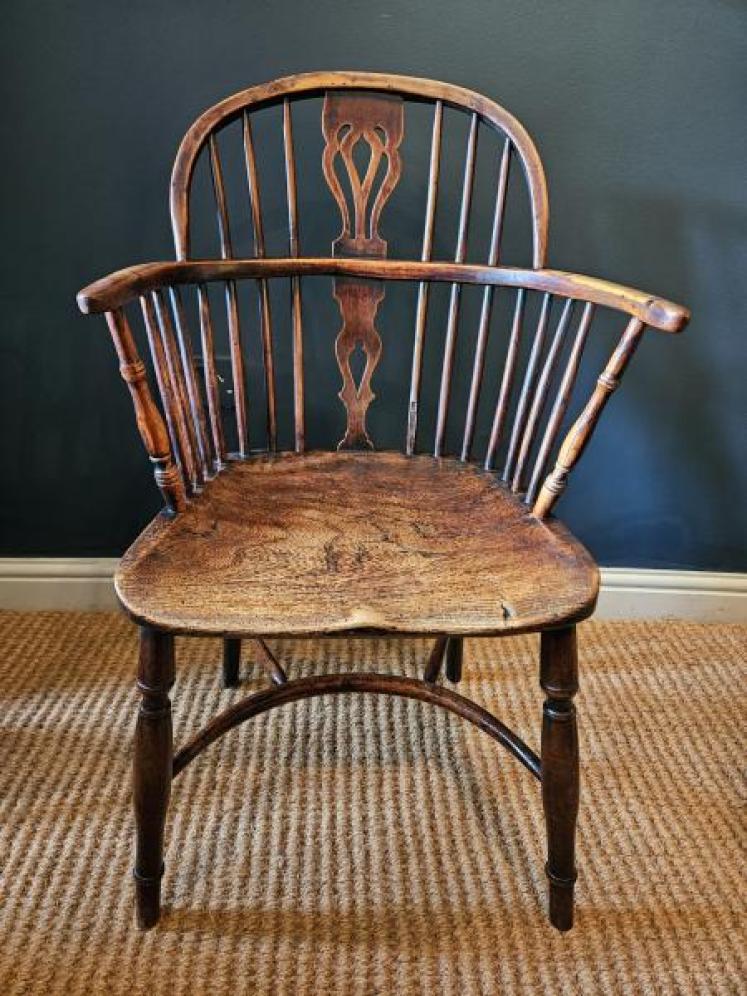 George III Low Back Yew and Elm Windsor Chair - Image 2