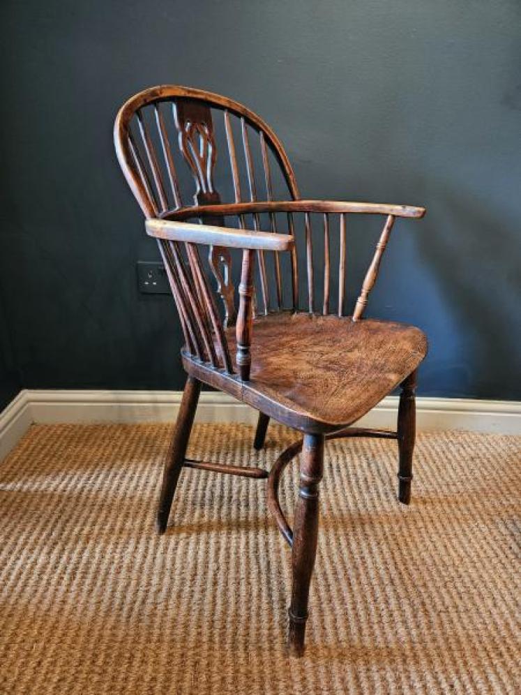 George III Low Back Yew and Elm Windsor Chair - Image 3