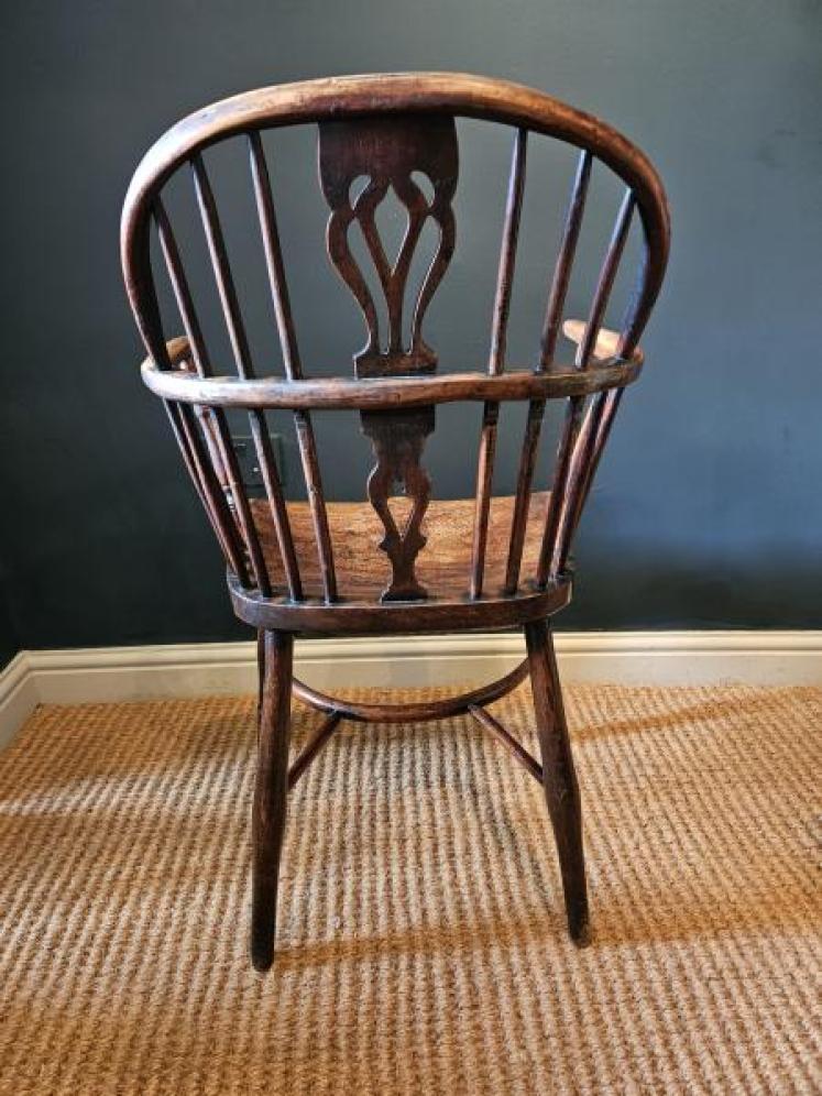 George III Low Back Yew and Elm Windsor Chair - Image 4