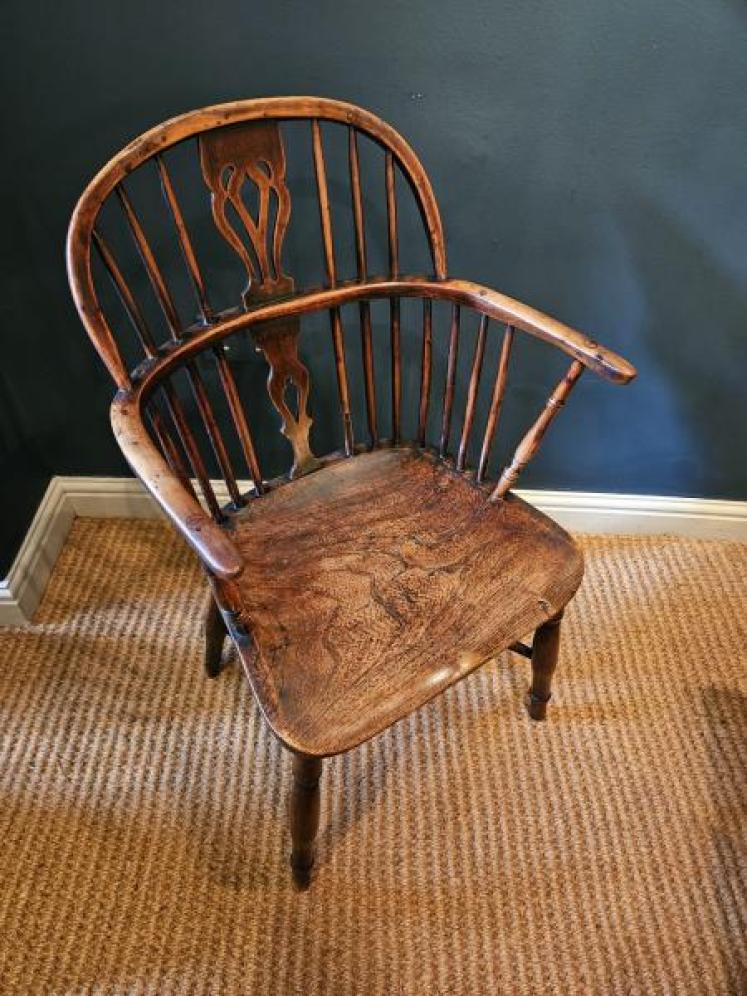 George III Low Back Yew and Elm Windsor Chair - Image 5