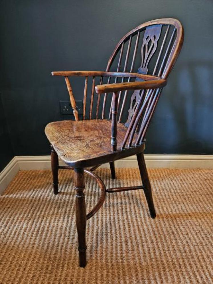 George III Low Back Yew and Elm Windsor Chair - Image 6