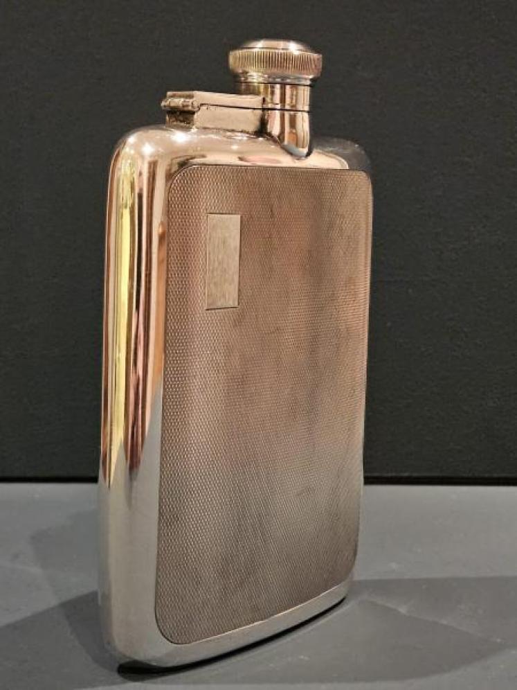 Extra Large 10 Troy oz Engine Turned Hip Flask - Image 4