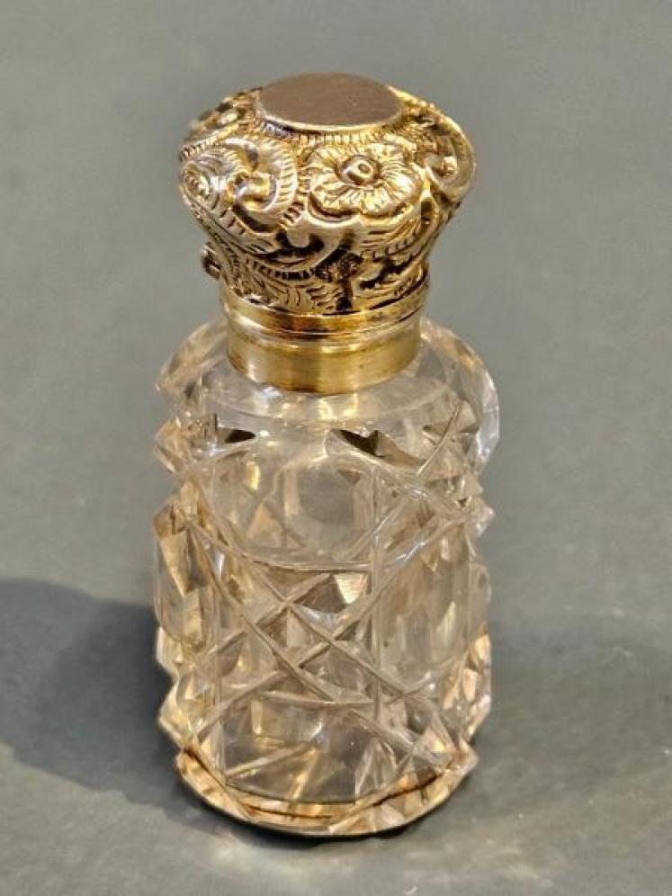 Victorian Silver Gilt Top Scent Bottle - Image 1