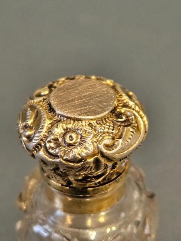 Victorian Silver Gilt Top Scent Bottle - Image 2