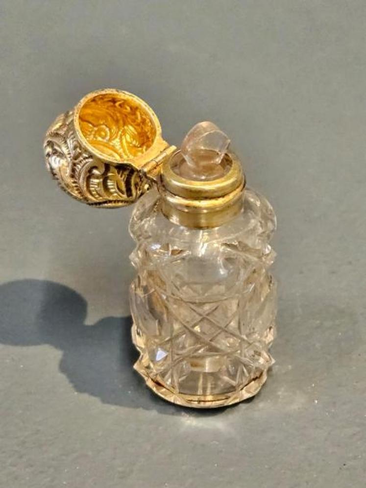 Victorian Silver Gilt Top Scent Bottle - Image 3
