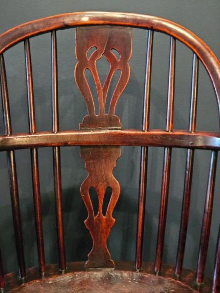 Victorian Low Back Yew and Elm Wood Windsor Chair - Image 3