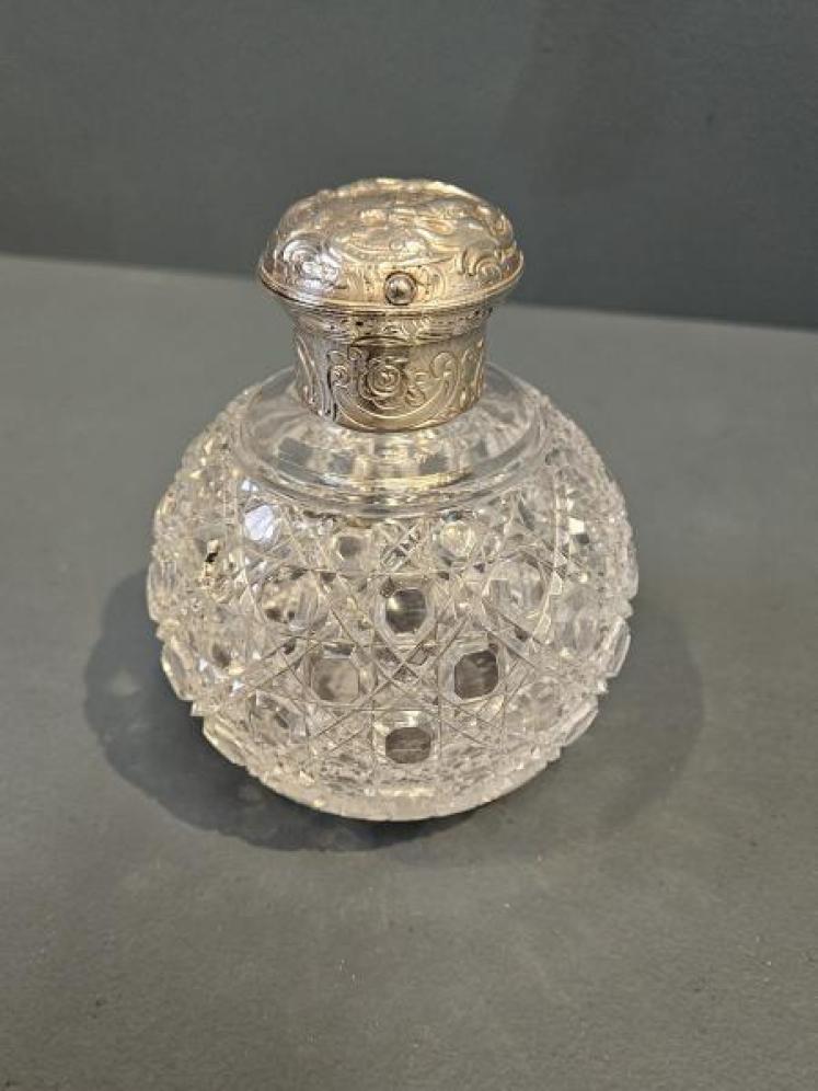 Victorian William Comyns Silver Top Scent Bottle - Image 1
