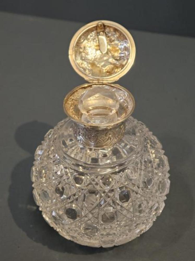 Victorian William Comyns Silver Top Scent Bottle - Image 3