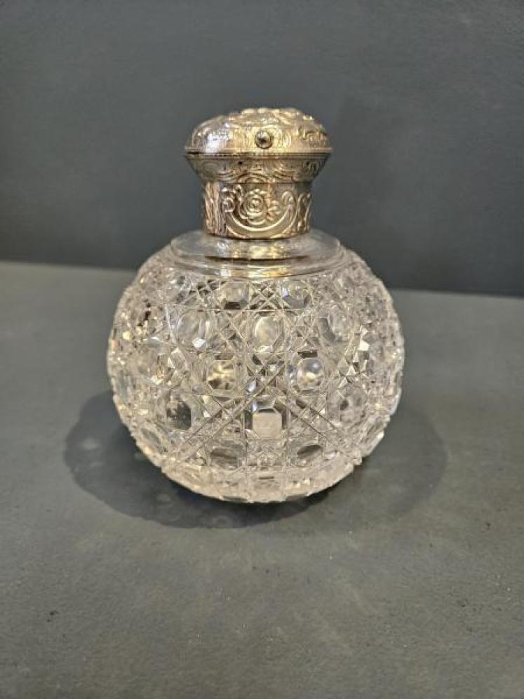Victorian William Comyns Silver Top Scent Bottle - Image 7