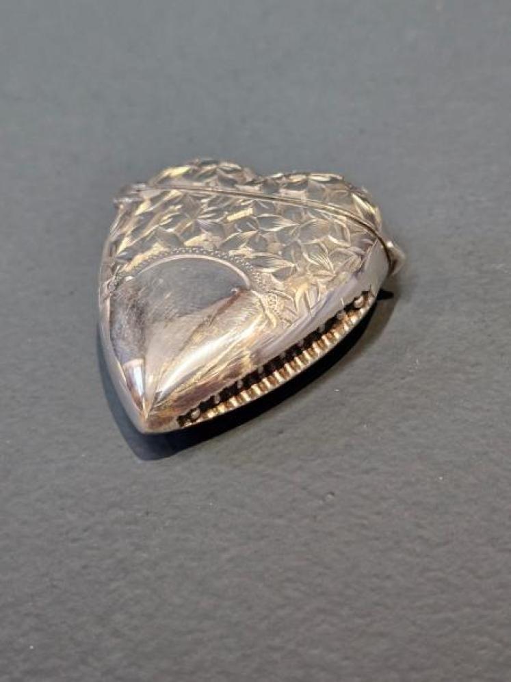 Engraved Silver Heart Shaped Vesta Case - Image 3