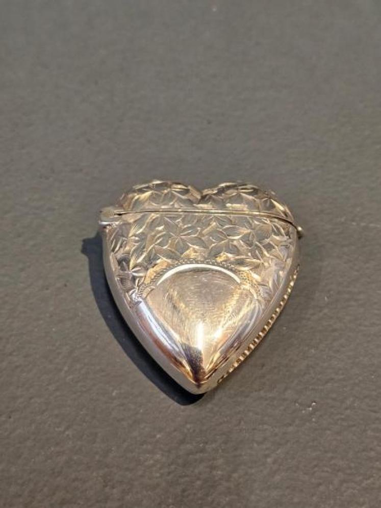 Engraved Silver Heart Shaped Vesta Case - Image 5
