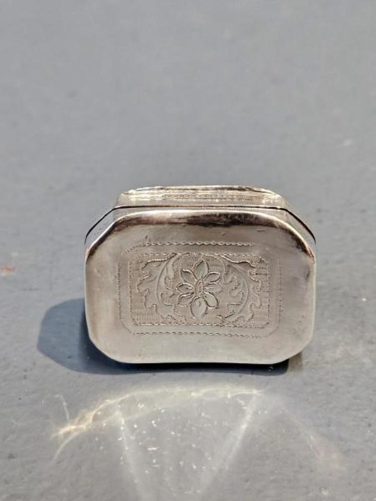 Unusual Curved Silver Vinaigrette  - Image 5