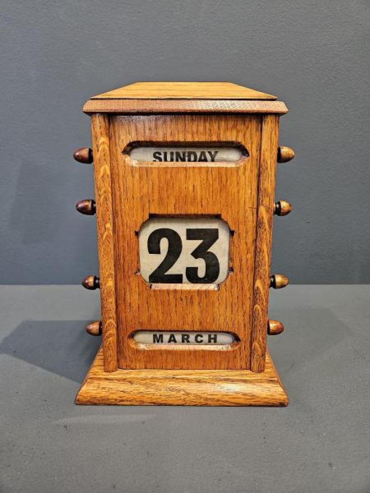 Edwardian Oak Perpetual Desk Calendar - Image 1
