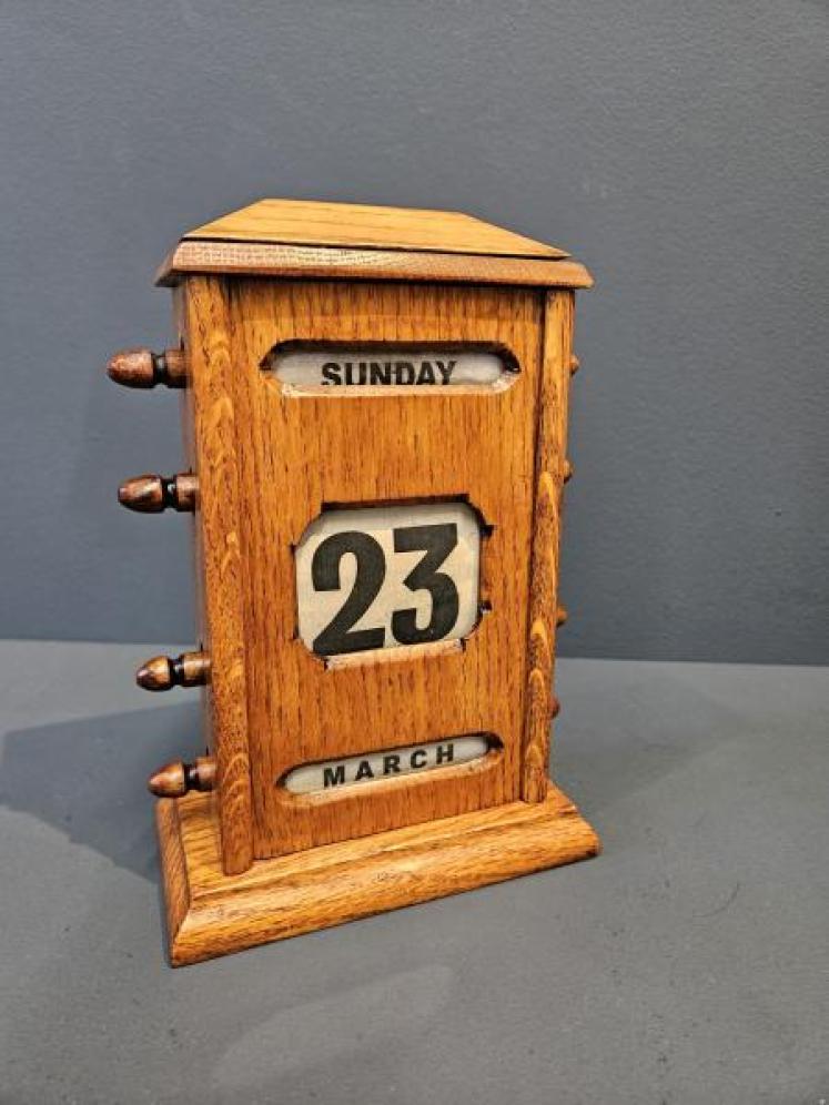 Edwardian Oak Perpetual Desk Calendar - Image 3