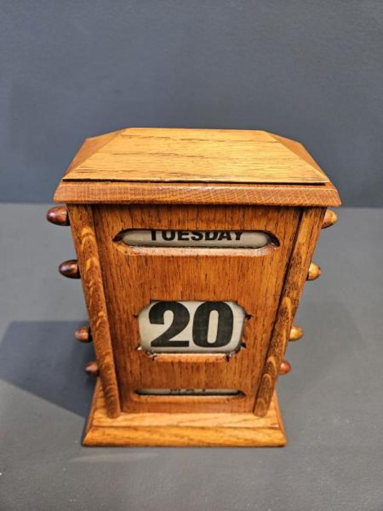 Edwardian Oak Perpetual Desk Calendar - Image 4