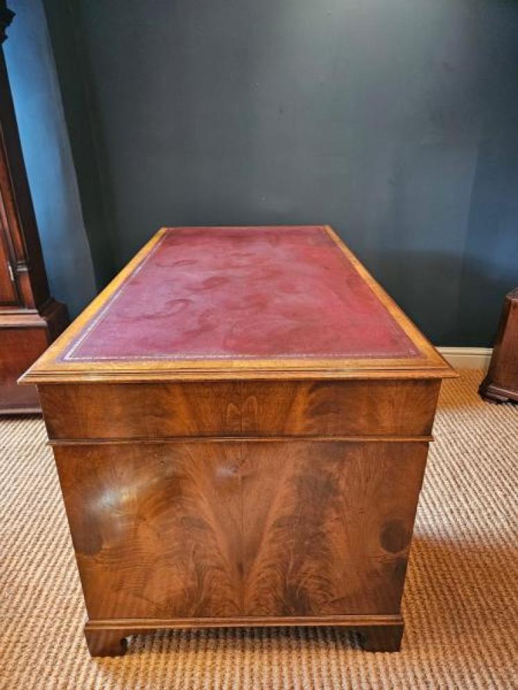Edwardian Figured Walnut Pedestal Desk - Image 5