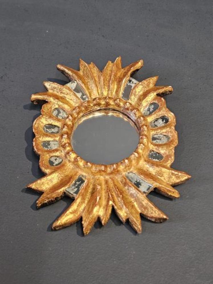 Small Decorative Venetian Gilt Mirror - Image 3