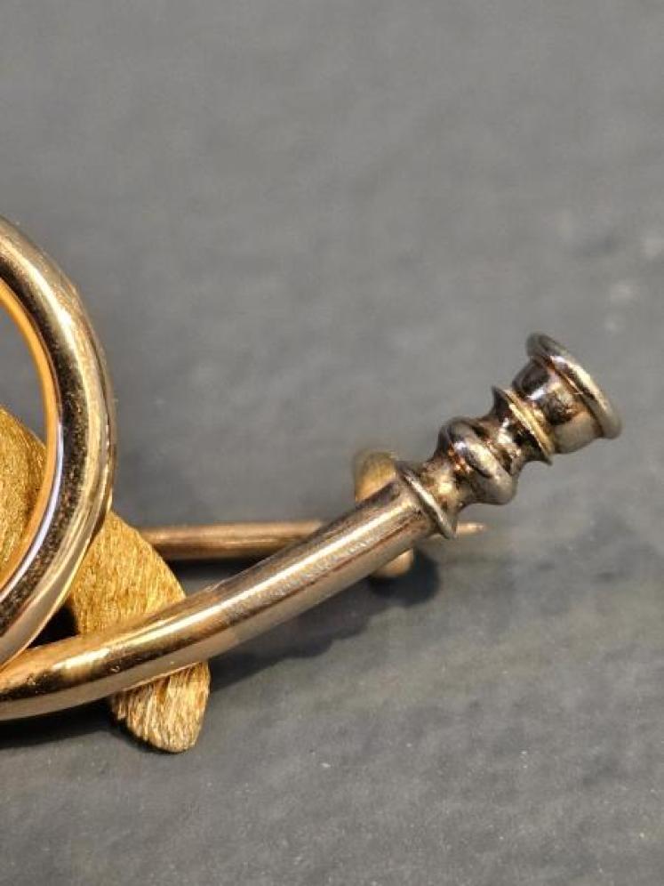 Gold Fox & Hunting Horn Brooch - Image 2