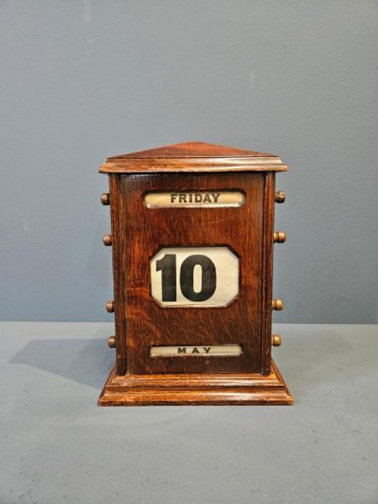 Edwardian Oak Perpetual Desk Calendar - Image 1