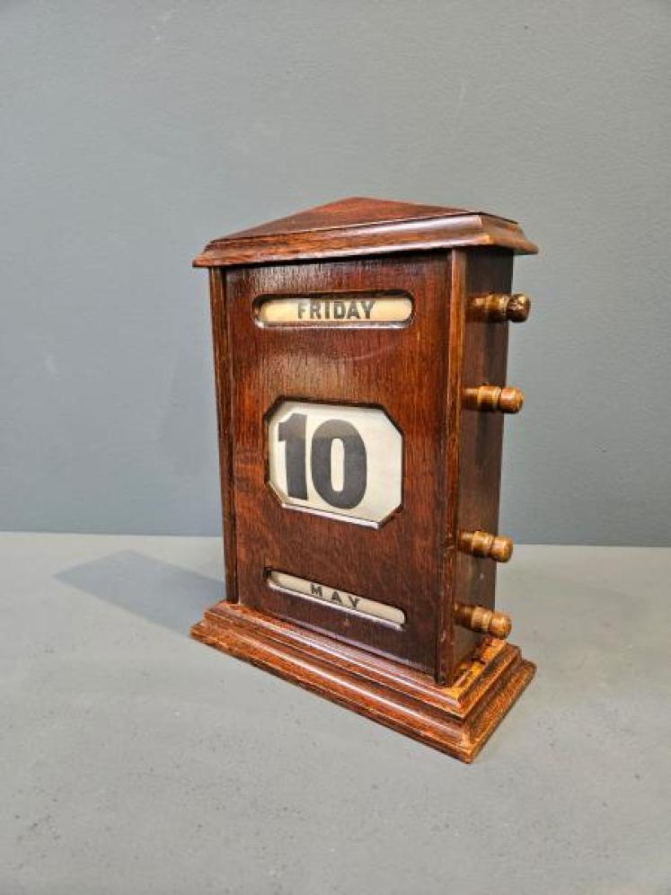 Edwardian Oak Perpetual Desk Calendar - Image 2