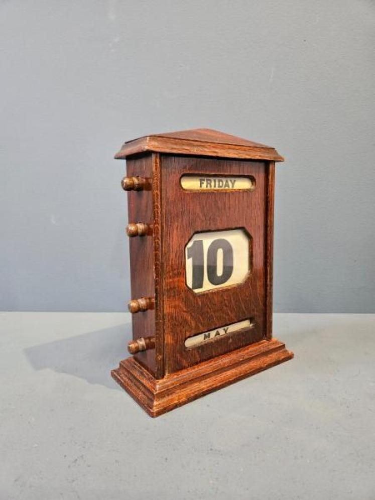 Edwardian Oak Perpetual Desk Calendar - Image 3