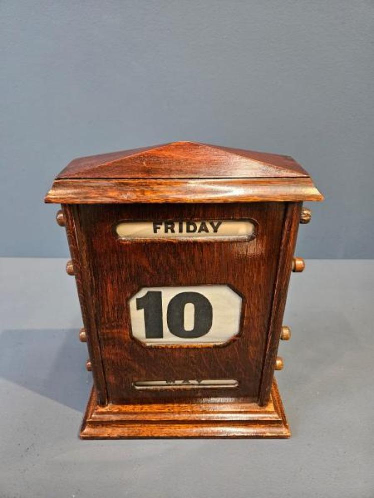 Edwardian Oak Perpetual Desk Calendar - Image 6