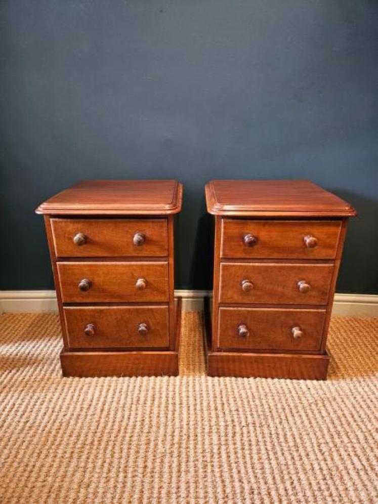Pair of Victorian Mahogany Three Drawer Bedside Chests - Image 2