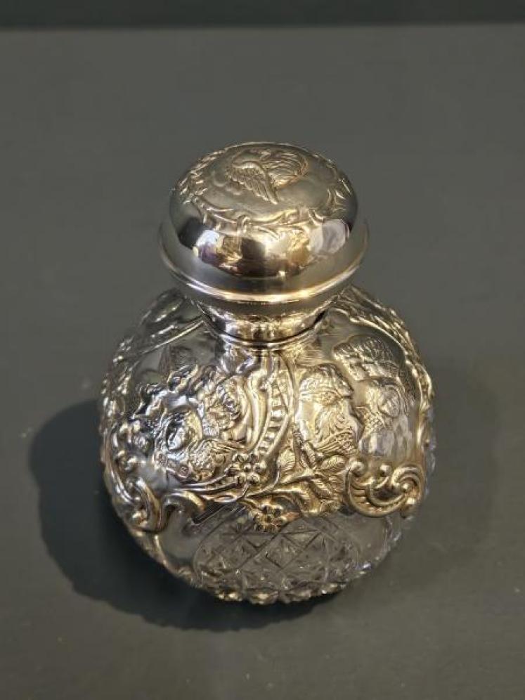 Fine Quality Edwardian Silver Overlaid Scent Bottle - Image 2