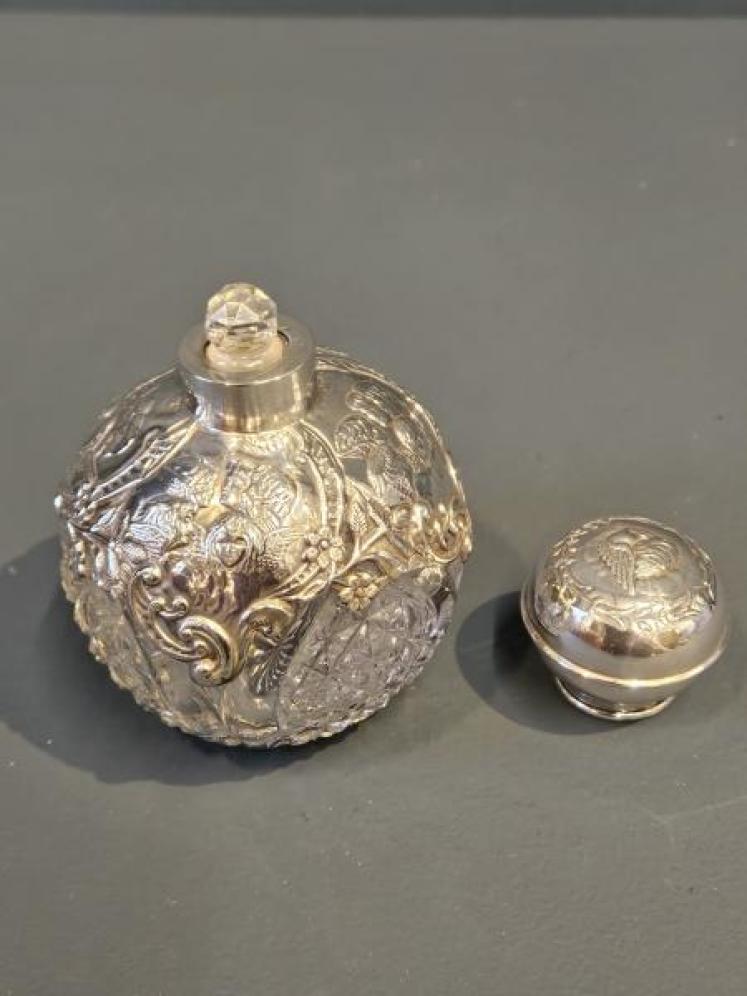 Fine Quality Edwardian Silver Overlaid Scent Bottle - Image 3